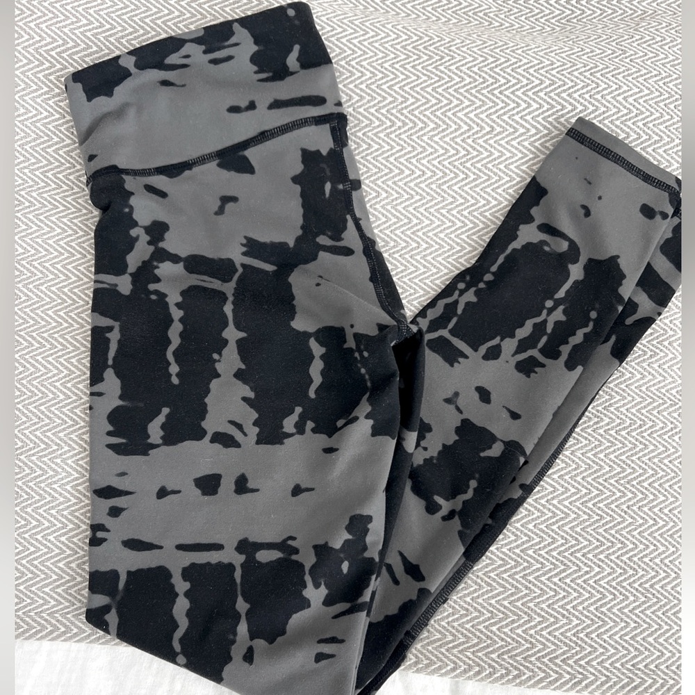 Alo Yoga Airbrush Leggings in Black and Gray Tie Dye Size Small